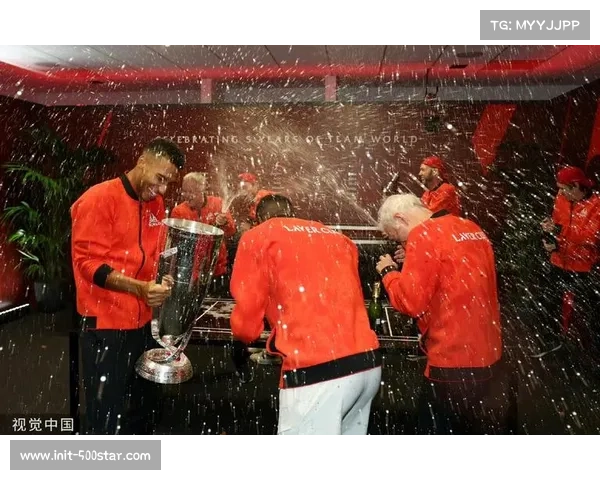 威尔逊与队友庆祝夺冠，更衣室狂欢瞬间